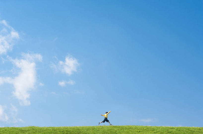 东方人,一个人,站,跑,横图,室外,白天,侧面,锻炼,旅游,度假,运动,草地,草坪,植物,亚洲,仅一个年轻女性,仅一个女性,仅一个人,阴影,光线,影子,云,云朵,云彩,黄种人,娱乐,草,蓝色,绿色,白云,蓝天,天空,阳光,天,站着,享受,休闲,放松,体育,年轻女性,女人,女性,亚洲人,跑步,站立,彩图,全身,健身