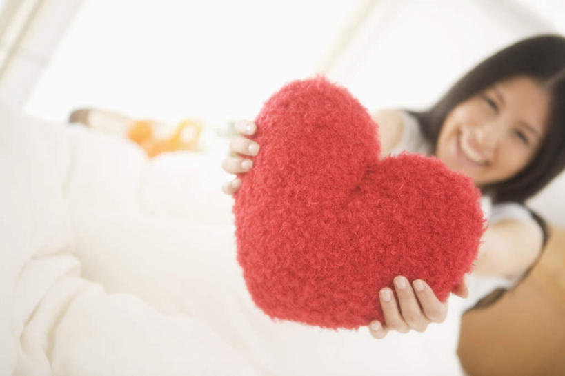 东方人,头发,一个人,客厅,躺,捧,笑,摸,微笑,露齿笑,横图,室内,特写,白天,正面,爱情,窗户,靠垫,落地窗,沙发,亚洲,仅一个年轻女性,仅一个女性,仅一个人,抚摸,握,阴影,服装,爱心,朦胧,模糊,光线,影子,墙,靠枕,浪漫,拿,拿着,注视,休闲装,黄种人,玻璃窗,墙壁,墙面,一个,衣服,红色,白色,黑色,阳光,垫子,枕头,观察,看,休闲,温暖,温馨,心形,休闲服,恩爱,握着,服饰,单个,观看,和睦,察看,起居室,关注,布艺沙发,卧着,年轻女性,女人,女性,亚洲人,心型,触摸,端,端着,接触,捧着,手捧,躺着,卧,半身,彩图,融洽