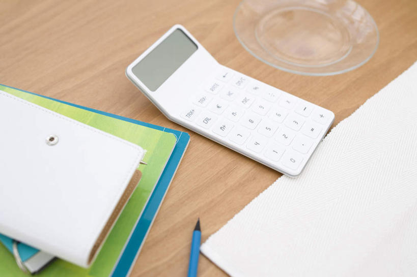 无人,横图,俯视,室内,白天,计算器,桌面,桌子,餐具,书籍,一堆,阴影,堆叠,堆积,光线,计算,科学,笔,材料,档案,碟子,盘,文件,影子,办公桌,办公用品,记事本,文具,一个,阳光,本子,笔记本,盘子,学习用品,资料,碟,理财,财务,单个,堆,文具用品,数学,文档,书,图书,彩图,高角度拍摄