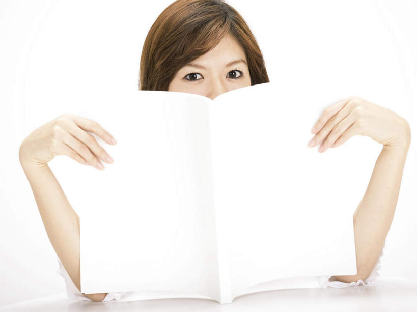 东方人,头发,一个人,坐,捧,笑,微笑,露齿笑,横图,室内,白天,白色背景,正面,桌子,书籍,亚洲,仅一个年轻女性,仅一个女性,仅一个人,一本,握,服装,办公桌,拿,拿着,注视,休闲装,黄种人,衣服,白色,黑色,打开,观察,看,休闲,休闲服,握着,遮,遮掩,摄影,服饰,影棚,观看,察看,掩盖,遮挡,开启,关注,遮盖,掩饰,年轻女性,女人,女性,亚洲人,长发,书,图书,端,端着,捧着,手捧,坐着,半身,彩图,影棚拍摄,拍摄