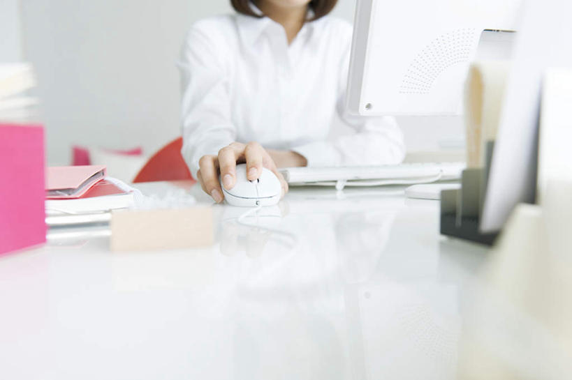 东方人,头发,一个人,商务人士,商务女性,办公室,坐,摸,横图,室内,白天,正面,电脑,笔记本电脑,窗户,桌子,亚洲,仅一个年轻女性,仅一个女性,仅一个人,一排,许多,抚摸,敲打,阴影,套装,朦胧,模糊,整齐,光线,网络,材料,档案,文件,影子,办公桌,墙,注视,黄种人,输入,通讯设备,玻璃窗,墙壁,墙面,排列,黑色,阳光,资料,打字,观察,看,靠,靠着,倚靠,观看,点击,敲击,察看,无线,倚着,队列,关注,文档,通信设备,商务装,无线网络,无线上网,便携式电脑,工薪阶层,按键,手提电脑,年轻女性,女人,女性,亚洲人,白领,上班族,触摸,接触,坐着,半身,彩图