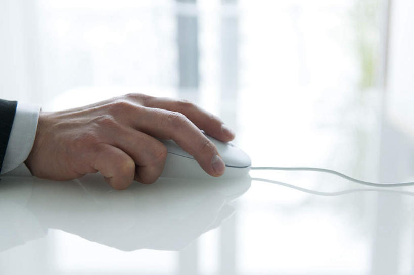 东方人,手,一个人,商务人士,商务男性,摸,横图,俯视,室内,特写,白天,衬衫,电脑,笔记本电脑,窗户,桌子,亚洲,仅一个男性,仅一个人,抚摸,敲打,阴影,套装,光线,网络,影子,办公桌,墙,黄种人,输入,通讯设备,玻璃窗,墙壁,墙面,仅一个年轻男性,阳光,打字,手部,点击,敲击,无线,通信设备,商务装,无线网络,无线上网,便携式电脑,工薪阶层,按键,手提电脑,男人,男性,年轻男性,亚洲人,白领,上班族,触摸,接触,半身,彩图,高角度拍摄,衬衣