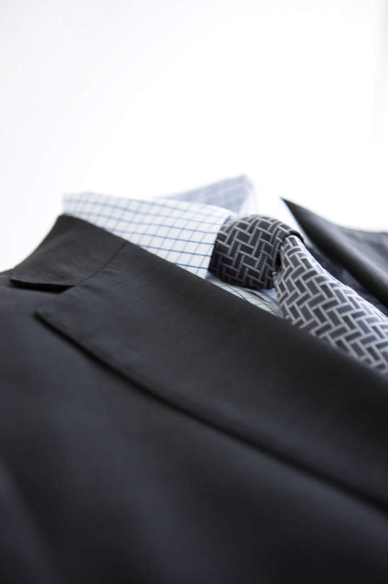 无人,竖图,室内,特写,白天,白色背景,正面,衬衫,西装,阴影,条纹,套装,正装,光线,影子,领带,职业装,黑色,阳光,摄影,影棚,彩图,影棚拍摄,衬衣,拍摄