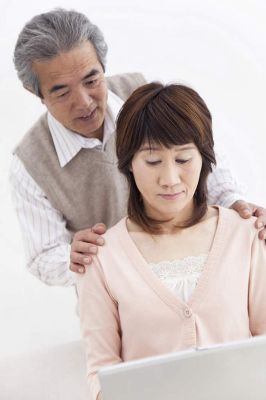 东方人,头发,两个人,家庭,夫妻,站,坐,摸,竖图,室内,白天,正面,爱情,电脑,笔记本电脑,桌子,亚洲,撑,抚摸,敲打,服装,网络,办公桌,浪漫,休闲装,黄种人,输入,通讯设备,衣服,粉色,黑色,打字,靠,靠着,倚靠,站着,休闲,温暖,温馨,一家人,休闲服,恩爱,恋人,服饰,点击,敲击,和睦,无线,撑着,倚着,通信设备,无线网络,无线上网,便携式电脑,按键,手提电脑,老年男性,老年女性,男人,男性,女人,女性,亚洲人,长发,夫妇,情侣,触摸,接触,站立,坐着,半身,彩图,伴侣,融洽