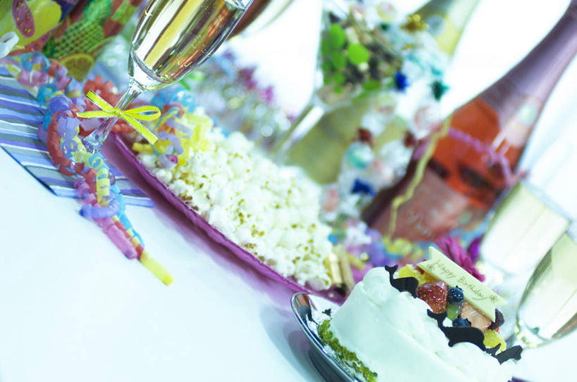 点心,葡萄酒,无人,横图,彩色,室内,白天,正面,聚会,奢侈,快乐,桌面,草莓,浆果,猕猴桃,杯子,水果,一堆,许多,堆叠,堆积,朦胧,模糊,新鲜,装饰,高脚杯,生食,食品,甜点,甜品,果实,浪漫,玻璃制品,酒,食物,糕点,饮料,白色,彩带,酒杯,甜食,香槟,爆米花,诱惑,有机食品,绿色食品,堆,华丽,修饰,点缀,香槟杯,衬托,美观,雅致,雅观,气泡酒,起泡酒,汽酒,玻璃杯,洋莓,水果皇后,奇异果,猕猴梨,红莓,地莓,彩图,高兴,欢笑