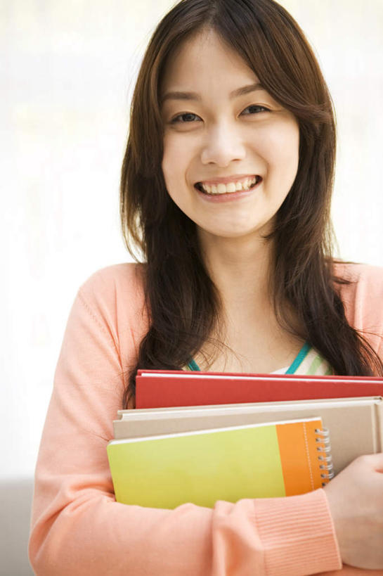 东方人,头发,一个人,站,捧,笑,摸,微笑,露齿笑,竖图,室内,白天,正面,亚洲,仅一个年轻女性,仅一个女性,仅一个人,许多,抚摸,服装,材料,档案,文件,注视,休闲装,黄种人,衣服,粉色,黄色,红色,黑色,资料,观察,看,站着,休闲,休闲服,服饰,观看,察看,关注,文档,年轻女性,女人,女性,亚洲人,长发,触摸,端,端着,接触,捧着,手捧,站立,半身,彩图