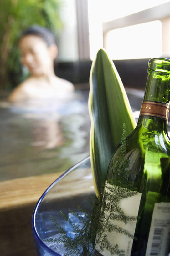 红酒,东方人,一个人,坐,笑,微笑,露齿笑,竖图,室内,白天,正面,浴袍,按摩,美容,水,窗户,落地窗,杯子,亚洲,仅一个年轻女性,仅一个女性,仅一个人,护肤,阴影,波纹,朦胧,模糊,光线,高脚杯,液体,影子,墙,水滴,红酒杯,红酒瓶,扭头,注视,黄种人,玻璃窗,墙壁,墙面,玻璃制品,酒瓶,一个,白色,水纹,阳光,玻璃瓶,酒杯,瓶子,波浪,观察,看,靠,靠着,倚靠,转头,保养,享受,休闲,放松,SPA水疗,保健,温泉浴场,单个,观看,察看,一瓶,倚着,关注,养颜,年轻女性,女人,女性,亚洲人,玻璃杯,矿泉疗养地,坐着,半身,彩图,汤帷子,浴衣,水疗