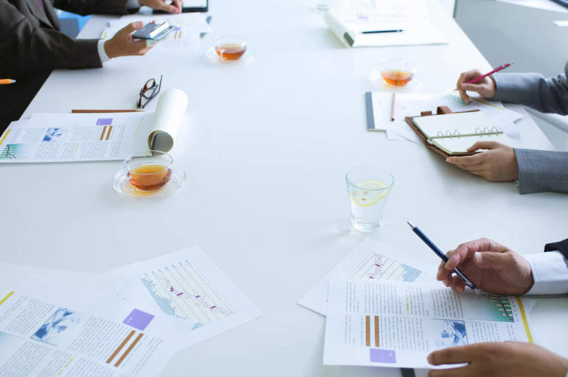 东方人,手,同事,商务人士,商务男性,商务女性,办公室,摸,说,横图,俯视,室内,白天,衬衫,讨论,成功,合作,团队,集体,信心,杯子,餐具,亚洲,许多,抚摸,握,套装,开会,会议,笔,材料,瓷器,档案,碟子,盘,文件,办公用品,咖啡杯,陶瓷制品,许多人,拿,拿着,黄种人,队伍,文具,盘子,学习用品,资料,碟,一群人,手部,握着,文具用品,领导,成就,文档,瓷杯,商务装,合伙,领袖,工薪阶层,交流,男人,男性,年轻男性,年轻女性,女人,女性,亚洲人,白领,上班族,触摸,沟通,讲话,交谈,接触,商讨,说话,谈话,半身,彩图,高角度拍摄,衬衣