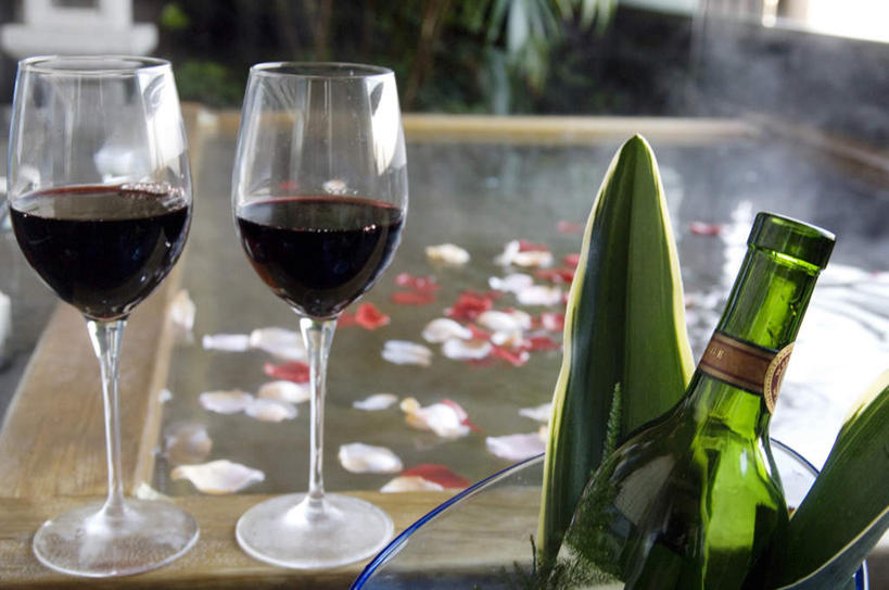 红酒,无人,横图,室内,白天,正面,爱情,按摩,美容,幸福,纯洁,热情,水,植物,窗户,落地窗,玫瑰,许多,护肤,阴影,波纹,朦胧,模糊,光线,盆栽,液体,影子,墙,水滴,玫瑰花,盆景,两杯,浪漫,红酒瓶,玻璃窗,墙壁,墙面,玻璃制品,酒瓶,一个,绿色,水纹,阳光,自然,玻璃瓶,瓶子,波浪,保养,享受,休闲,温暖,温馨,恩爱,放松,SPA水疗,保健,温泉浴场,生长,单个,成长,和睦,感动,养颜,尊敬,天真,刺玫花,徘徊花,矿泉疗养地,彩图,水疗,融洽