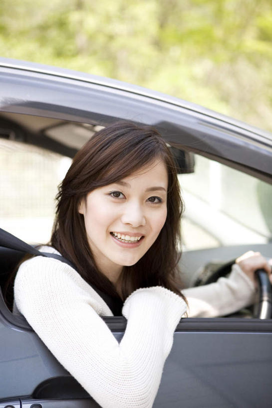 东方人,头发,一个人,坐,笑,摸,微笑,露齿笑,竖图,室外,白天,侧面,衬衫,旅游,度假,植物,汽车,亚洲,仅一个年轻女性,仅一个女性,仅一个人,一辆,抚摸,阴影,服装,光线,影子,领带,扭头,注视,休闲装,黄种人,娱乐,车,树,树木,衣服,绿色,白色,黑色,阳光,自然,交通工具,轿车,观察,看,转头,享受,休闲,休闲服,放松,服饰,生长,成长,观看,察看,关注,载具,年轻女性,女人,女性,亚洲人,长发,触摸,接触,坐着,半身,彩图,衬衣