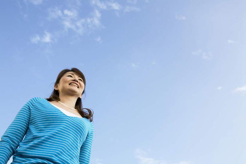 东方人,头发,一个人,站,笑,微笑,露齿笑,横图,室外,白天,仰视,旅游,度假,亚洲,仅一个年轻女性,仅一个女性,仅一个人,阴影,服装,光线,影子,云,云朵,云彩,注视,休闲装,黄种人,娱乐,衣服,蓝色,黑色,白云,蓝天,天空,阳光,天,观察,看,站着,享受,休闲,休闲服,放松,服饰,仅一个老年女性,观看,察看,关注,老年女性,年轻女性,女人,女性,亚洲人,长发,抬头,仰头,站立,半身,彩图,低角度拍摄