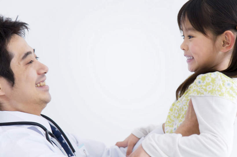 东方人,儿童,头发,两个人,家庭,父亲,女儿,站,抱,笑,微笑,露齿笑,横图,室内,白天,白色背景,侧面,纯洁,亚洲,服装,注视,休闲装,黄种人,相视,小孩,衣服,黄色,白色,黑色,观察,看,站着,休闲,温暖,温馨,父女,一家人,面对面,休闲服,父爱,可爱,童年,童趣,摄影,服饰,影棚,抱着,观看,对视,和睦,察看,搂着,关注,相对,童真,烂漫,无邪,相看,天真,男人,男性,年轻男性,女孩,亚洲人,孩子,年轻人,长发,怀抱,搂,搂抱,相抱,拥抱,站立,半身,彩图,影棚拍摄,拍摄,融洽,女生