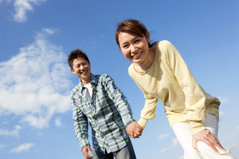 东方人,头发,两个人,家庭,夫妻,站,握手,笑,摸,微笑,露齿笑,横图,室外,白天,仰视,衬衫,爱情,旅游,度假,亚洲,抚摸,弯腰,阴影,服装,光线,方格,影子,云,云朵,浪漫,云彩,注视,休闲装,黄种人,娱乐,衣服,黄色,蓝色,黑色,白云,蓝天,天空,阳光,天,观察,看,站着,享受,休闲,温暖,温馨,一家人,休闲服,恩爱,放松,恋人,服饰,观看,和睦,察看,关注,弯身,男人,男性,年轻男性,年轻女性,女人,女性,亚洲人,夫妇,情侣,触摸,接触,拉手,手拉手,手握手,站立,半身,彩图,低角度拍摄,衬衣,伴侣,融洽