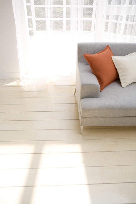 无人,客厅,栏杆,竖图,俯视,室内,白天,旅游,度假,窗户,地板,靠垫,落地窗,阴影,光线,影子,墙,围栏,靠枕,地面,娱乐,护栏,木地板,玻璃窗,墙壁,墙面,两个,红色,阳光,垫子,枕头,享受,休闲,放松,起居室,彩图,高角度拍摄