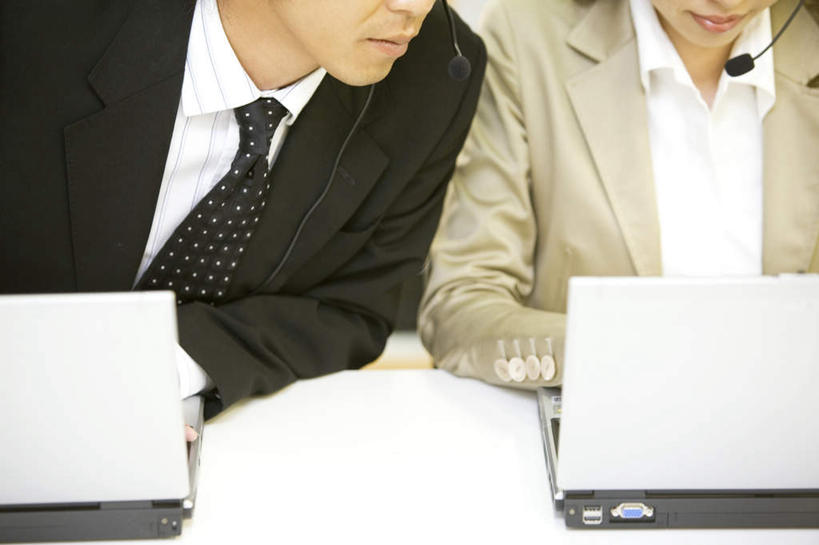 东方人,两个人,伙伴,朋友,坐,笑,摸,微笑,露齿笑,横图,俯视,室内,白天,衬衫,友谊,电脑,笔记本电脑,桌子,亚洲,抚摸,敲打,弯腰,网络,办公桌,话务员,扭头,注视,黄种人,输入,通讯设备,耳机,耳麦,话筒,打字,观察,看,转头,观看,点击,敲击,察看,无线,麦克风,关注,通信设备,无线网络,无线上网,便携式电脑,客服人员,电话销售,弯身,友情,按键,手提电脑,男人,男性,年轻男性,年轻女性,女人,女性,亚洲人,接线员,触摸,接触,坐着,半身,彩图,高角度拍摄,衬衣