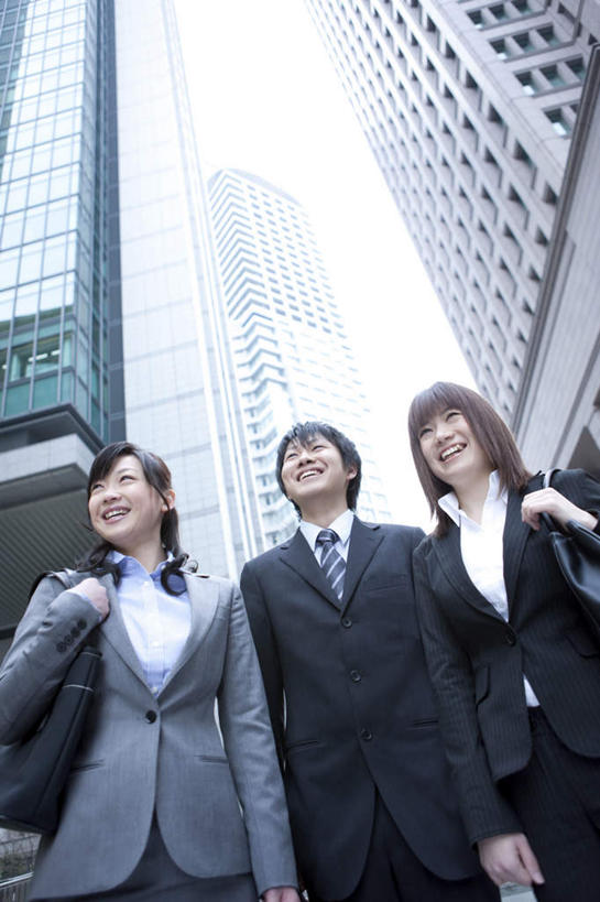 东方人,背,头发,三个人,同事,商务人士,商务女性,高楼大厦,站,笑,摸,微笑,露齿笑,竖图,室外,白天,仰视,衬衫,旅游,度假,成功,合作,团队,集体,信心,窗户,大厦,建筑,摩天大楼,亚洲,一排,许多,抚摸,阴影,套装,整齐,光线,包,皮包,影子,注视,黄种人,娱乐,队伍,玻璃窗,排列,三个,蓝色,黑色,蓝天,天空,阳光,天,背着,观察,看,站着,享受,休闲,放松,观看,单肩包,察看,领导,成就,队列,关注,商务装,合伙,领袖,工薪阶层,年轻女性,女人,女性,亚洲人,长发,白领,上班族,触摸,接触,站立,半身,彩图,低角度拍摄,衬衣,大楼,高层建筑,高楼,摩天楼