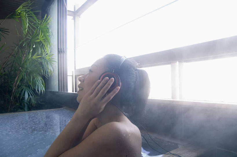 东方人,头发,一个人,坐,笑,摸,微笑,露齿笑,横图,室内,白天,侧面,浴袍,按摩,美容,水,植物,窗户,落地窗,亚洲,仅一个年轻女性,仅一个女性,仅一个人,抚摸,护肤,阴影,波纹,光线,盆栽,液体,影子,墙,水滴,盆景,注视,黄种人,玻璃窗,墙壁,墙面,绿色,白色,黑色,水纹,阳光,自然,波浪,观察,看,靠,靠着,倚靠,保养,享受,休闲,放松,SPA水疗,保健,温泉浴场,生长,成长,观看,察看,倚着,关注,养颜,年轻女性,女人,女性,亚洲人,长发,矿泉疗养地,触摸,接触,抬头,仰头,坐着,半身,彩图,汤帷子,浴衣,水疗