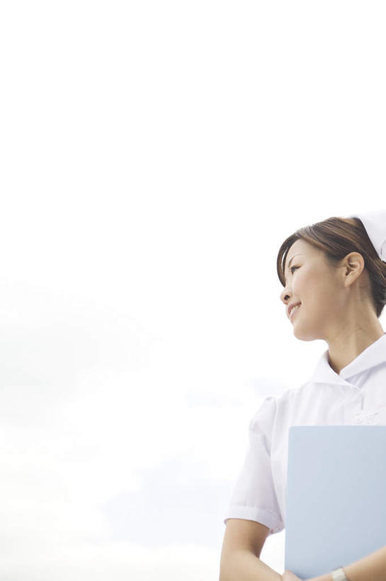 东方人,头发,一个人,医生,站,捧,笑,摸,微笑,露齿笑,竖图,室外,白天,仰视,亚洲,仅一个年轻女性,仅一个女性,仅一个人,抚摸,握,阴影,光线,材料,档案,文件,影子,拿,拿着,扭头,注视,黄种人,蓝色,黑色,蓝天,天空,阳光,资料,天,观察,看,站着,转头,医护人员,医疗人员,握着,晴朗,观看,察看,白大褂,关注,文档,万里无云,年轻女性,女人,女性,亚洲人,长发,大夫,晴空,晴空万里,触摸,端,端着,接触,捧着,手捧,站立,半身,彩图,低角度拍摄