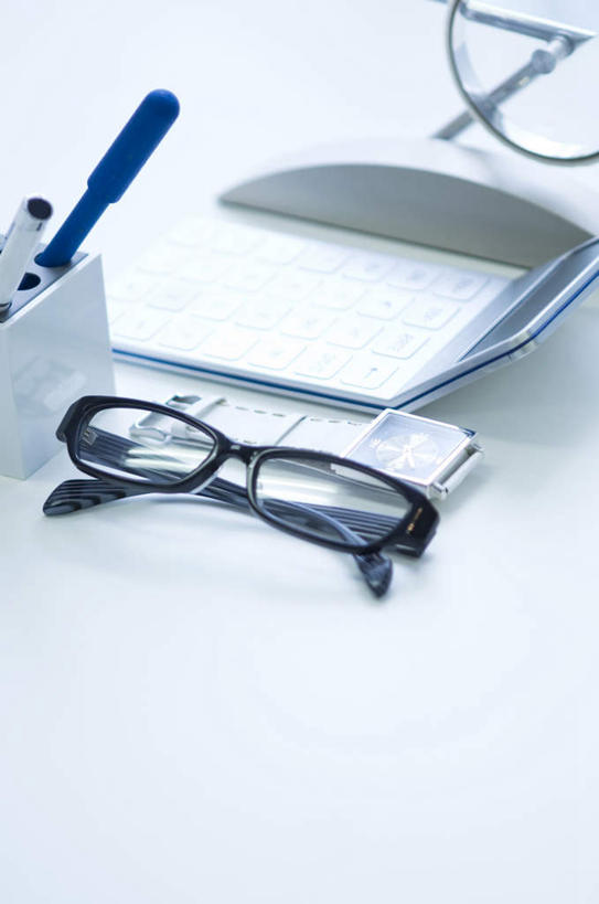 无人,竖图,俯视,室内,特写,白天,白色背景,计算器,桌子,一副,阴影,光线,计算,科学,笔,材料,档案,文件,眼镜,影子,办公桌,办公用品,文具,一个,阳光,学习用品,资料,理财,财务,摄影,影棚,单个,文具用品,数学,文档,近视眼镜,彩图,高角度拍摄,影棚拍摄,拍摄