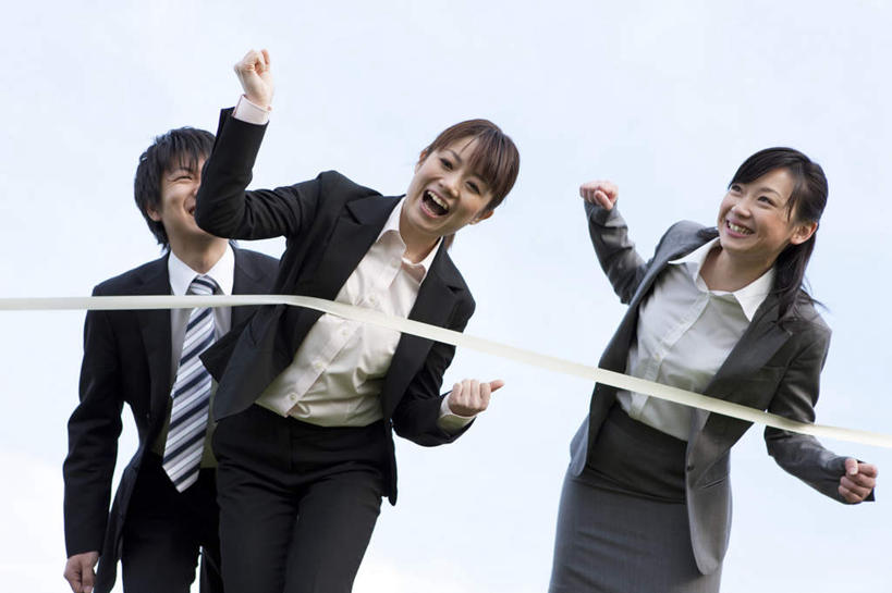 东方人,头发,三个人,同事,商务人士,商务男性,商务女性,终点,站,举,伸展双臂,笑,微笑,露齿笑,横图,室外,白天,仰视,衬衫,旅游,度假,成功,合作,团队,集体,信心,亚洲,一排,弯腰,阴影,套装,整齐,光线,影子,领带,注视,黄种人,娱乐,队伍,排列,蓝色,黑色,蓝天,天空,阳光,天,观察,看,托,站着,张嘴,享受,休闲,放松,晴朗,观看,察看,领导,成就,队列,关注,终点线,商务装,合伙,领袖,张大嘴巴,工薪阶层,万里无云,弯身,冲线,男人,男性,年轻男性,年轻女性,女人,女性,亚洲人,白领,上班族,晴空,晴空万里,张开嘴,敞开双臂,举起,举手,举着,伸开双臂,向上举,向上伸,向上托,展开双肩,站立,张开手臂,张开双臂,半身,彩图,低角度拍摄,衬衣,目的地