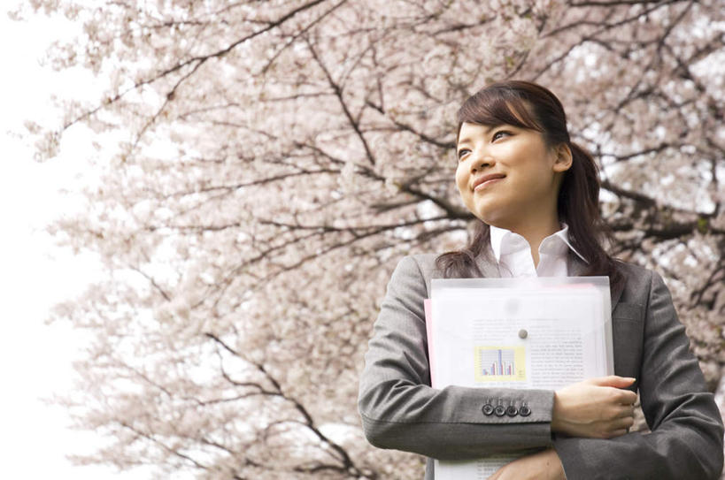 东方人,头发,一个人,商务人士,商务女性,站,捧,笑,摸,微笑,露齿笑,横图,室外,白天,仰视,旅游,度假,植物,樱花,亚洲,仅一个年轻女性,仅一个女性,仅一个人,抚摸,握,抓头,阴影,套装,盛开,光线,材料,档案,文件,影子,拿,花蕾,拿着,注视,黄种人,娱乐,花,花瓣,花朵,鲜花,树,树木,粉色,蓝色,绿色,黑色,蓝天,天空,阳光,自然,资料,天,花苞,花蕊,观察,看,站着,享受,休闲,放松,握着,生长,成长,观看,察看,关注,文档,商务装,工薪阶层,仙樱花,福岛樱,青肤樱,年轻女性,女人,女性,亚洲人,长发,白领,上班族,荆桃,触摸,端,端着,接触,捧着,手捧,站立,半身,彩图,低角度拍摄