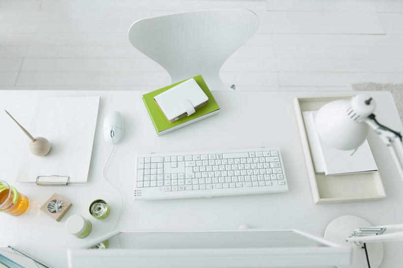 无人,横图,俯视,室内,白天,电脑,笔记本电脑,台灯,桌子,杯子,椅子,照明,网络,材料,瓷器,档案,文件,办公桌,灯光,记事本,咖啡杯,陶瓷制品,通讯设备,灯,本子,笔记本,资料,灯具,照亮,无线,照明设备,文档,瓷杯,通信设备,无线网络,无线上网,便携式电脑,手提电脑,彩图,高角度拍摄