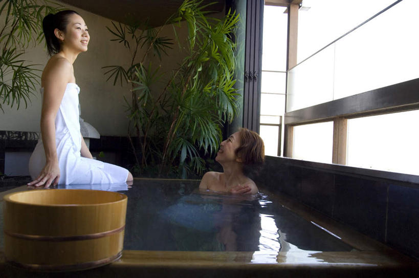 东方人,头发,两个人,伙伴,朋友,坐,笑,摸,微笑,露齿笑,横图,室内,白天,侧面,浴袍,按摩,美容,友谊,水,植物,地板,亚洲,抚摸,护肤,阴影,波纹,朦胧,模糊,光线,盆栽,液体,影子,墙,水滴,盆景,地面,注视,黄种人,木地板,相视,墙壁,墙面,绿色,白色,黑色,水纹,阳光,自然,波浪,观察,看,靠,靠着,倚靠,保养,享受,休闲,面对面,放松,SPA水疗,保健,温泉浴场,流动,生长,成长,观看,对视,察看,倚着,关注,相对,养颜,相看,友情,年轻女性,女人,女性,亚洲人,长发,矿泉疗养地,触摸,接触,坐着,半身,彩图,汤帷子,浴衣,水疗