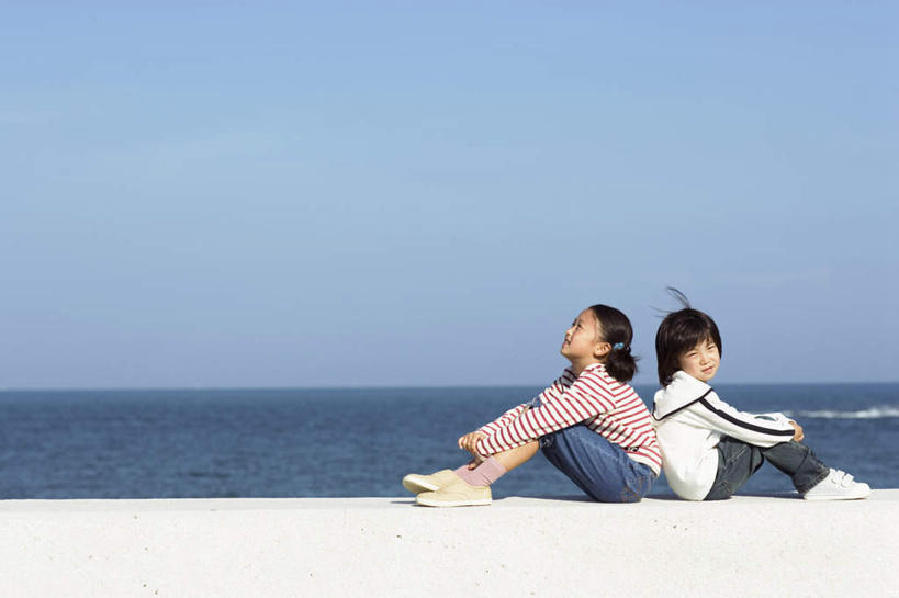 东方人,儿童,头发,两个人,伙伴,朋友,坐,笑,摸,微笑,露齿笑,横图,室外,白天,侧面,旅游,度假,友谊,纯洁,安全,海浪,海洋,亚洲,撑,抚摸,阴影,波纹,服装,光线,影子,浪花,云,云朵,云彩,扭头,依靠,注视,休闲装,黄种人,娱乐,小孩,衣服,粉色,蓝色,白色,黑色,白云,蓝天,水纹,天空,阳光,海水,波浪,天,观察,看,倚靠,转头,背靠背,享受,休闲,休闲服,放松,可爱,童年,童趣,背对背,服饰,观看,察看,撑着,关注,海景,童真,烂漫,无邪,天真,信任,友情,男孩,男人,男性,女孩,女人,女性,亚洲人,大海,风浪,海,海水的波动,近岸浪,涌浪,触摸,接触,坐着,彩图,全身,男生,女生