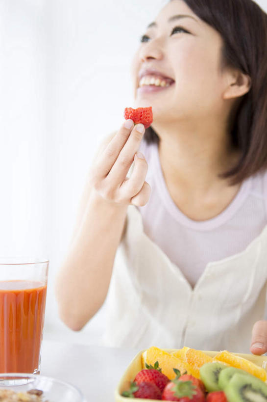 果汁,东方人,头发,一个人,客厅,坐,笑,吃,微笑,露齿笑,竖图,室内,白天,正面,窗户,落地窗,苹果,草莓,浆果,猕猴桃,水果,亚洲,仅一个年轻女性,仅一个女性,仅一个人,一堆,许多,握,阴影,堆叠,堆积,服装,新鲜,光线,影子,墙,生食,食品,褐色,果实,一杯,拿,拿着,注视,休闲装,黄种人,玻璃窗,墙壁,墙面,食物,衣服,白色,黑色,阳光,观察,看,休闲,休闲服,握着,服饰,有机食品,绿色食品,观看,堆,察看,起居室,关注,年轻女性,女人,女性,亚洲人,洋莓,水果皇后,奇异果,猕猴梨,红莓,地莓,嚼,食,抬头,仰头,坐着,半身,彩图