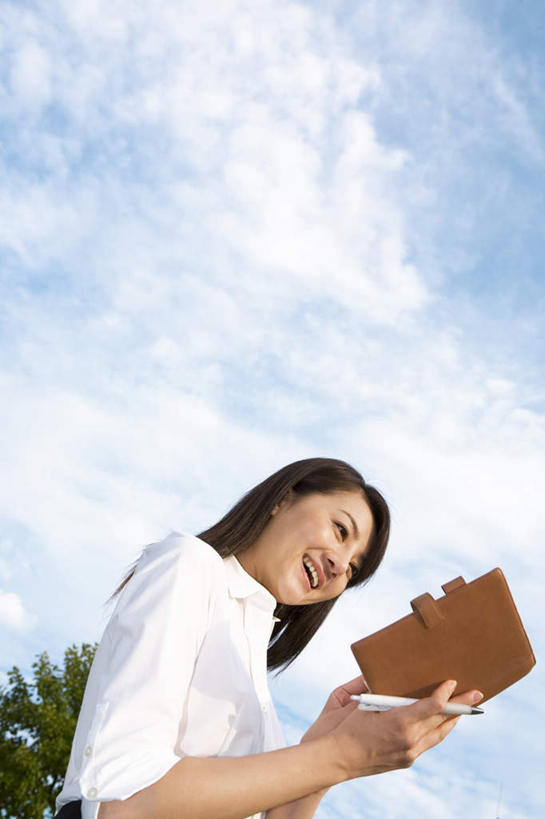 东方人,头发,一个人,站,捧,笑,微笑,露齿笑,竖图,室外,白天,仰视,旅游,度假,植物,书籍,亚洲,仅一个年轻女性,仅一个女性,仅一个人,握,阴影,服装,光线,影子,云,云朵,褐色,一杯,拿,云彩,拿着,注视,休闲装,黄种人,娱乐,树,树木,衣服,蓝色,绿色,白色,黑色,白云,蓝天,天空,阳光,自然,天,观察,看,站着,享受,休闲,休闲服,放松,握着,服饰,生长,成长,观看,察看,关注,年轻女性,女人,女性,亚洲人,长发,书,图书,端,端着,捧着,手捧,站立,半身,彩图,低角度拍摄