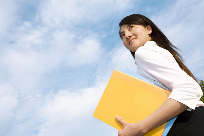 东方人,头发,一个人,商务人士,商务女性,站,捧,笑,微笑,露齿笑,横图,室外,白天,仰视,旅游,度假,亚洲,仅一个年轻女性,仅一个女性,仅一个人,握,阴影,套装,服装,光线,材料,档案,文件,影子,云,云朵,拿,云彩,拿着,扭头,注视,休闲装,黄种人,娱乐,衣服,黄色,蓝色,白色,黑色,白云,蓝天,天空,阳光,资料,天,观察,看,站着,转头,享受,休闲,休闲服,放松,握着,服饰,观看,察看,关注,文档,商务装,工薪阶层,年轻女性,女人,女性,亚洲人,长发,白领,上班族,端,端着,捧着,手捧,站立,半身,彩图,低角度拍摄