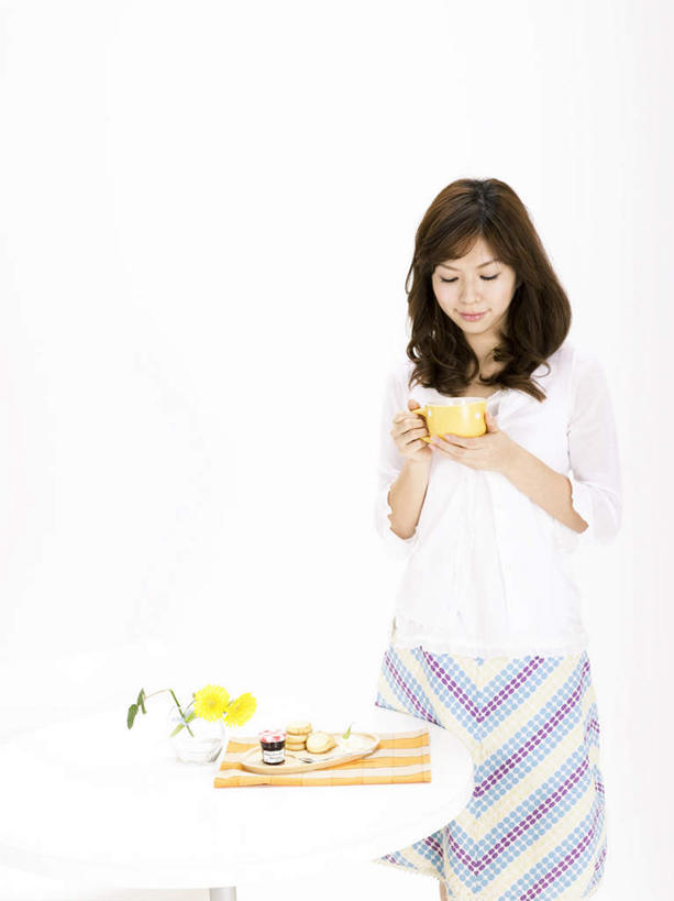 点心,东方人,头发,一个人,站,捧,笑,微笑,露齿笑,竖图,室内,白天,白色背景,正面,植物,杯子,餐具,亚洲,仅一个年轻女性,仅一个女性,仅一个人,握,服装,碟子,盘,盆栽,食品,甜点,甜品,盆景,拿,拿着,注视,休闲装,黄种人,食物,糕点,衣服,黄色,绿色,白色,黑色,自然,盘子,水杯,碟,甜食,低头,观察,看,站着,休闲,休闲服,握着,摄影,服饰,影棚,生长,成长,观看,察看,关注,年轻女性,女人,女性,亚洲人,长发,茶杯,端,端着,捧着,手捧,站立,半身,彩图,影棚拍摄,拍摄