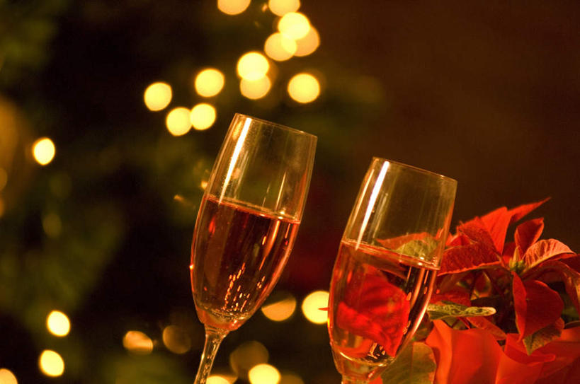 葡萄酒,无人,横图,室内,特写,白天,正面,植物,杯子,礼盒,礼物,照明,圣诞节,节日,朦胧,模糊,庆祝,盛开,彩灯,高脚杯,纸盒,灯光,圣诞树,圣诞红,一品红,红酒杯,酒类,两杯,花蕾,文化,玻璃制品,灯,盒子,酒,花,花瓣,花朵,鲜花,树,树木,饮料,两个,红色,绿色,自然,包装盒,酒杯,礼品盒,灯具,花苞,花蕊,圣诞花,庆典,花灯,礼品,猩猩木,生长,成长,纪念,绿洲,照亮,照明设备,玻璃杯,彩图