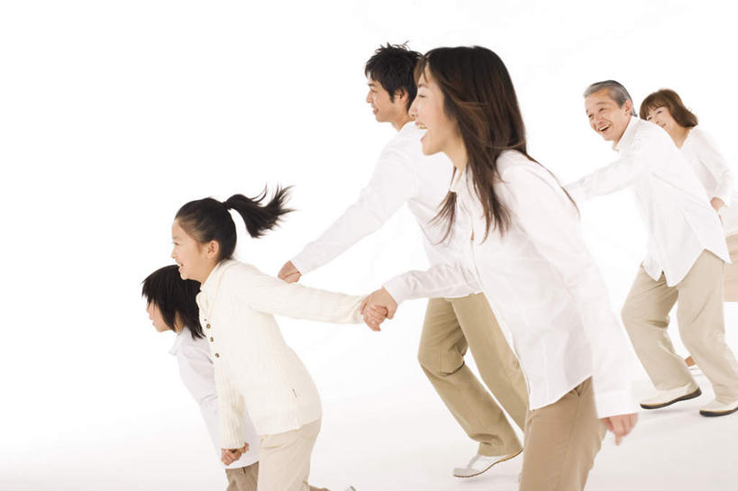 东方人,儿童,老年人,头发,夫妻,母亲,父亲,女儿,儿子,祖母,祖父,三代同堂,站,蹲,握手,笑,摸,微笑,露齿笑,横图,室内,白天,白色背景,侧面,爱情,纯洁,亚洲,抚摸,服装,浪漫,注视,休闲装,黄种人,祖孙三代,小孩,衣服,白色,黑色,观察,看,站着,张嘴,休闲,温暖,温馨,父女,父子,母女,母子,休闲服,恩爱,父爱,可爱,母爱,童年,童趣,恋人,摄影,服饰,影棚,奶奶,爷爷,观看,祖孙,和睦,察看,喊叫,呼喊,关注,张大嘴巴,童真,烂漫,无邪,外婆,外孙女,外祖母,外公,外祖父,外孙,外孙子,天真,老年男性,老年女性,男孩,男人,男性,年轻男性,年轻女性,女孩,女人,女性,亚洲人,孩子,年轻人,长发,夫妇,情侣,全家福,孙女,孙子,张开嘴,触摸,蹲着,接触,拉手,手拉手,手握手,站立,半身,彩图,影棚拍摄,拍摄,伴侣,融洽,男生,女生,爸爸,多代同堂,妈妈