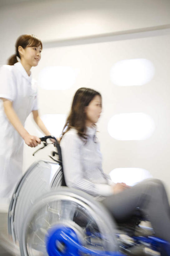 东方人,头发,两个人,伙伴,朋友,医生,站,坐,走,推,笑,摸,微笑,露齿笑,竖图,室内,白天,侧面,友谊,亚洲,抚摸,阴影,服装,光线,工具,影子,墙,注视,休闲装,黄种人,墙壁,墙面,一个,衣服,白色,黑色,阳光,轮椅,复健,观察,看,靠,靠着,倚靠,站着,医护人员,医疗人员,休闲,康复,休闲服,器械,服饰,单个,观看,察看,医疗设备,倚着,关注,医疗器械,医疗工具,辅助设备,友情,年轻女性,女人,女性,亚洲人,长发,大夫,步行,触摸,接触,散步,站立,走路,坐着,半身,彩图