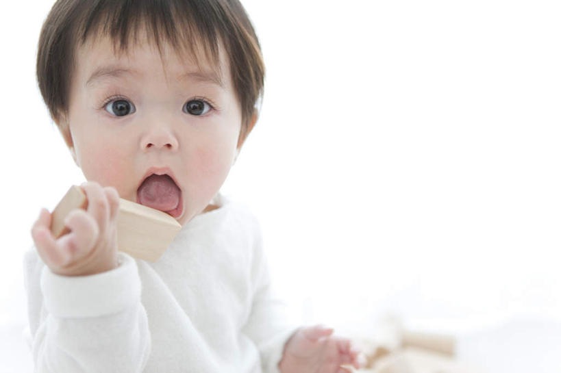 东方人,婴儿,儿童,头发,坐,笑,摸,微笑,露齿笑,横图,室内,白天,正面,游戏,纯洁,智慧,窗户,落地窗,玩具,亚洲,许多,抚摸,握,阴影,服装,光线,影子,拿,玩,拿着,注视,休闲装,黄种人,娱乐,吐舌头,玻璃窗,小孩,衣服,白色,黑色,阳光,观察,看,张嘴,休闲,休闲服,积木,可爱,益智,握着,服饰,活泼,观看,活动,察看,思维,发泄,关注,消遣,智力,宝宝,想象,张大嘴巴,纯真,烂漫,无邪,宣泄,伶俐,天真,亚洲人,孩子,张开嘴,触摸,接触,玩耍,嬉戏,坐着,半身,彩图