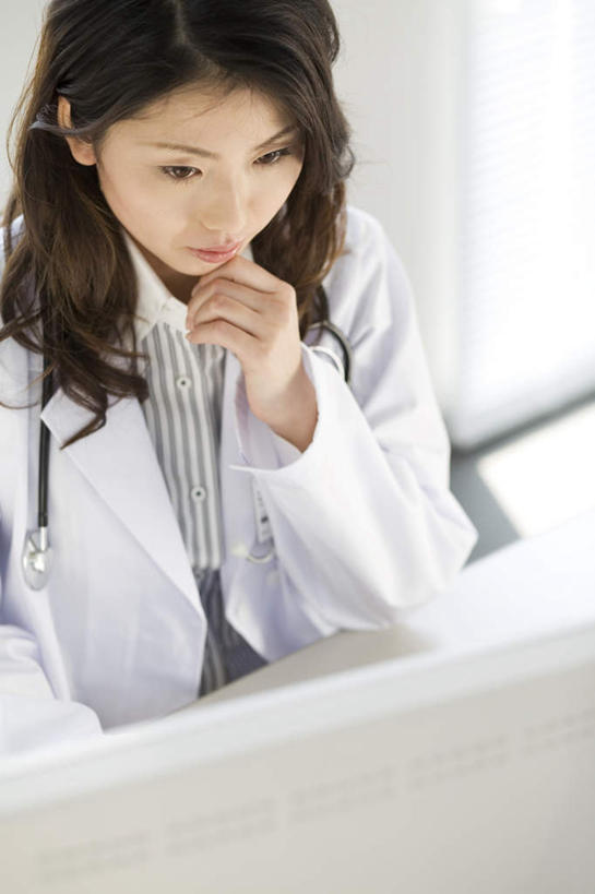 东方人,头发,一个人,医生,医院,坐,笑,摸,微笑,露齿笑,竖图,俯视,室内,白天,电脑,笔记本电脑,桌子,亚洲,仅一个年轻女性,仅一个女性,仅一个人,撑,抚摸,网络,办公桌,墙,托腮,注视,黄种人,通讯设备,墙壁,墙面,一个,黑色,听诊器,观察,看,托,医护人员,医疗人员,单个,观看,察看,医疗设备,无线,白大褂,关注,托下巴,通信设备,无线网络,无线上网,便携式电脑,医疗机构,手提电脑,年轻女性,女人,女性,亚洲人,长发,大夫,触摸,接触,坐着,半身,彩图,高角度拍摄,病院,诊所