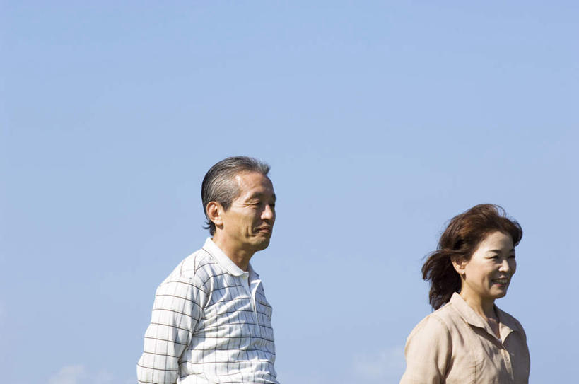 东方人,头发,两个人,家庭,夫妻,站,走,笑,微笑,露齿笑,横图,室外,白天,侧面,爱情,旅游,度假,亚洲,阴影,条纹,服装,光线,影子,云,云朵,褐色,浪漫,云彩,注视,休闲装,黄种人,娱乐,衣服,蓝色,白色,黑色,白云,蓝天,天空,阳光,天,观察,看,站着,享受,休闲,温暖,温馨,一家人,休闲服,恩爱,放松,恋人,服饰,观看,和睦,察看,关注,老年男性,老年女性,男人,男性,女人,女性,亚洲人,长发,夫妇,情侣,步行,散步,站立,走路,半身,彩图,伴侣,融洽