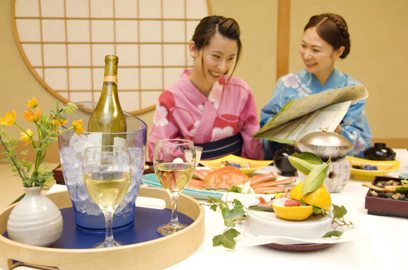 点心,葡萄酒,东方人,两个人,伙伴,朋友,坐,捧,笑,微笑,露齿笑,横图,室内,白天,正面,民族服装,奢侈,快乐,友谊,窗户,台灯,桌面,杯子,餐具,照明,亚洲,握,阴影,和服,光线,碟子,方格,高脚杯,盘,铁桶,桶,影子,墙,灯光,食品,甜点,甜品,红酒杯,浪漫,拿,拿着,注视,黄种人,玻璃窗,墙壁,墙面,玻璃制品,灯,酒,酒瓶,食物,糕点,饮料,一个,红色,蓝色,阳光,盘子,玻璃瓶,酒杯,瓶子,容器,灯具,碟,甜食,香槟,观察,看,靠,靠着,倚靠,诱惑,握着,服饰,单个,观看,储藏,照亮,察看,倚着,照明设备,储存,关注,冰桶,吴服,香槟桶,唐草,唐花,唐锦,气泡酒,起泡酒,汽酒,友情,年轻女性,女人,女性,亚洲人,玻璃杯,进餐用具,烹调用具,端,端着,捧着,手捧,坐着,半身,彩图,传统服装,民俗服,高兴,欢笑,贮存