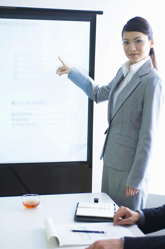 东方人,一个人,三个人,同事,商务人士,商务男性,商务女性,办公室,站,笑,微笑,露齿笑,竖图,室内,白天,正面,衬衫,成功,合作,团队,集体,信心,显示器,杯子,餐具,亚洲,仅一个年轻女性,仅一个女性,仅一个人,许多,指,套装,开会,会议,笔,材料,瓷器,档案,碟子,盘,屏幕,文件,墙,投影仪,办公用品,咖啡杯,陶瓷制品,扭头,注视,黄种人,方向,显示屏,队伍,墙壁,墙面,文具,一个,盘子,学习用品,资料,碟,观察,看,手势,站着,转头,单个,观看,文具用品,察看,领导,指向,食指,成就,关注,文档,瓷杯,商务装,合伙,领袖,投影机,工薪阶层,输出设备,男人,男性,年轻男性,年轻女性,女人,女性,亚洲人,白领,上班族,站立,半身,彩图,衬衣