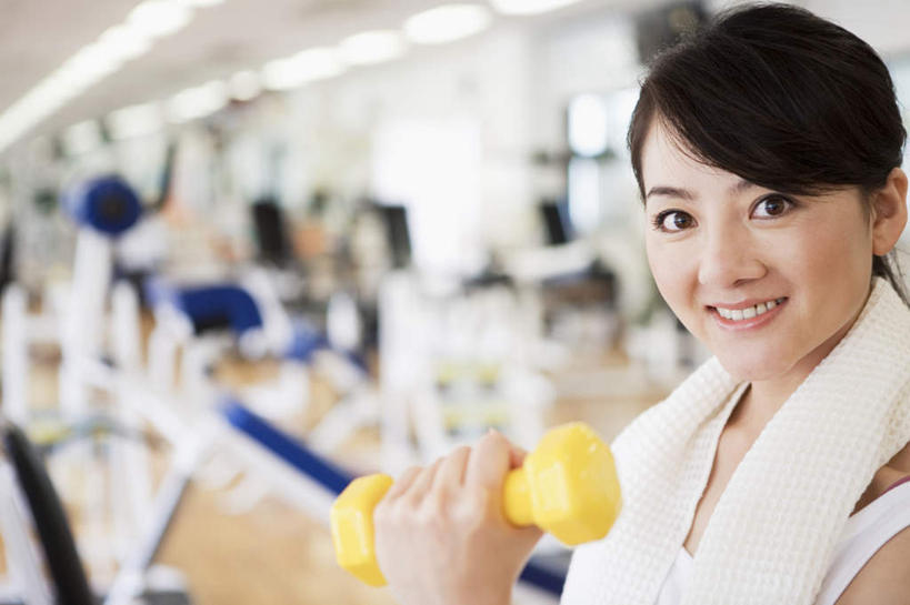 东方人,头发,一个人,健身房,站,笑,摸,微笑,露齿笑,横图,室内,白天,侧面,锻炼,运动,哑铃,亚洲,仅一个年轻女性,仅一个女性,仅一个人,一排,一条,许多,抚摸,握,服装,朦胧,模糊,整齐,墙,拿,拿着,扭头,注视,休闲装,黄种人,娱乐,运动器械,墙壁,墙面,排列,一个,衣服,黄色,白色,黑色,毛巾,观察,看,站着,转头,享受,休闲,休闲服,健身器械,放松,握着,服饰,单个,观看,察看,队列,关注,健身器材,室内运动,年轻女性,女人,女性,亚洲人,长发,触摸,接触,站立,半身,彩图,健身,健身馆,运动器材,跑步机