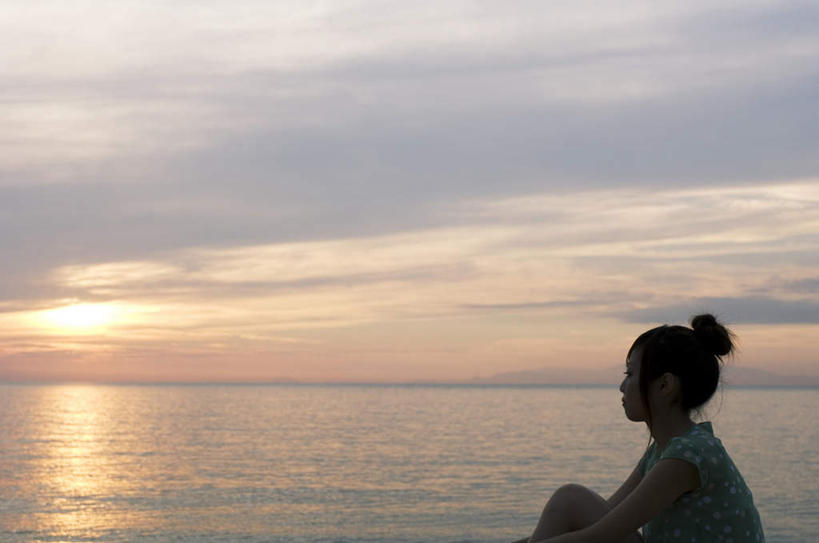 东方人,头发,一个人,坐,笑,摸,微笑,露齿笑,横图,室外,白天,侧面,旅游,度假,日出,海浪,海洋,太阳,亚洲,仅一个年轻女性,仅一个女性,仅一个人,撑,抚摸,阴影,波纹,服装,光线,影子,浪花,云,云朵,朝霞,晨曦,黎明,云彩,注视,休闲装,黄种人,娱乐,衣服,蓝色,绿色,黑色,白云,蓝天,水纹,天空,阳光,海水,波浪,天,观察,看,享受,休闲,休闲服,放松,服饰,观看,察看,撑着,关注,海景,年轻女性,女人,女性,亚洲人,大海,风浪,海,海水的波动,近岸浪,涌浪,朝阳,触摸,接触,坐着,半身,彩图,破晓