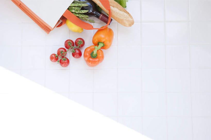 点心,面包,红酒,葡萄酒,无人,横图,俯视,室内,特写,白天,购物,消费,餐桌,桌子,萝卜,胡萝卜,辣椒,蔬菜,西红柿,袋子,新鲜,包装袋,手提袋,竹笋,食品,面点,购物袋,酒类,笋,酒,食物,糕点,饮料,一个,红葡萄酒,金融,有机食品,绿色食品,单个,餐台,一瓶,购买,贸易,辣角,红海椒,大椒,辣虎,广椒,樱桃番茄,圣女果,辣子,红萝卜,红辣椒,海椒,甘荀,番茄,番椒,彩图,高角度拍摄