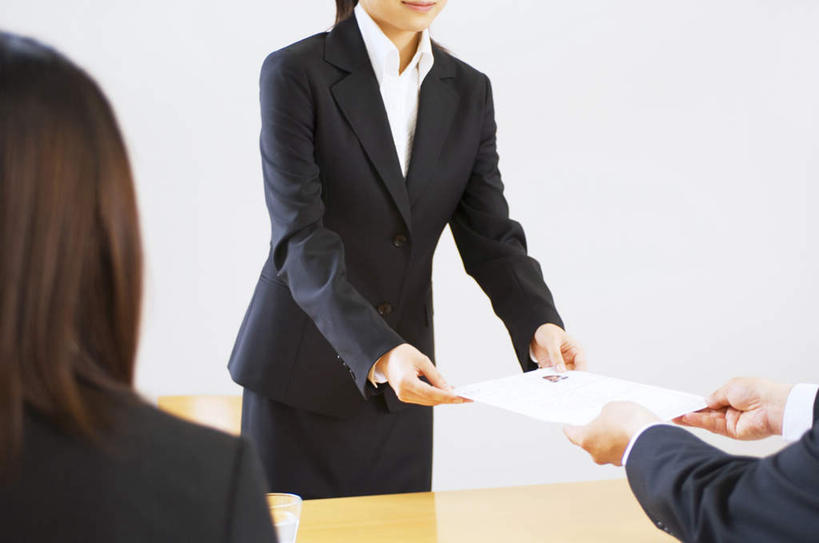 东方人,背部,头发,三个人,同事,商务人士,商务男性,商务女性,办公室,站,坐,捧,笑,摸,微笑,露齿笑,横图,室内,白天,正面,衬衫,成功,合作,团队,集体,信心,桌子,亚洲,抚摸,握,套装,传递,材料,档案,文件,办公桌,墙,拿,拿着,注视,黄种人,队伍,墙壁,墙面,黑色,资料,观察,看,站着,握着,观看,察看,领导,成就,关注,文档,商务装,合伙,领袖,工薪阶层,男人,男性,年轻男性,年轻女性,女人,女性,亚洲人,长发,白领,上班族,触摸,端,端着,接触,捧着,手捧,站立,坐着,半身,彩图,衬衣