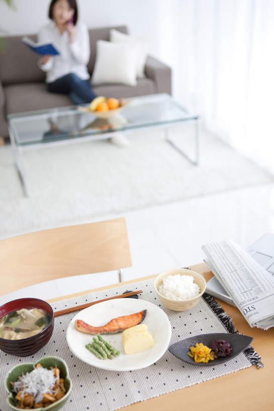 米饭,东方人,头发,一个人,客厅,坐,捧,笑,摸,微笑,露齿笑,竖图,俯视,室内,白天,烹饪,靠垫,沙发,桌子,书籍,亚洲,仅一个年轻女性,仅一个女性,仅一个人,抚摸,握,服装,办公桌,墙,肉,日本料理,料理,食品,靠枕,饭,拿,拿着,注视,休闲装,黄种人,菜肴,美食,肉类,墙壁,墙面,食物,衣服,白色,黑色,垫子,枕头,日式料理,观察,看,靠,靠着,倚靠,休闲,日式,休闲服,握着,服饰,佳肴,观看,五谷,察看,起居室,倚着,关注,肉食,布艺沙发,年轻女性,女人,女性,亚洲人,长发,书,图书,触摸,端,端着,接触,捧着,手捧,坐着,彩图,高角度拍摄,全身