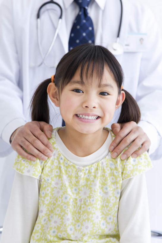 东方人,儿童,头发,两个人,伙伴,朋友,医生,站,坐,笑,摸,微笑,露齿笑,竖图,室内,白天,正面,友谊,椅子,亚洲,撑,抚摸,阴影,服装,光线,影子,木椅,注视,休闲装,黄种人,一个,小孩,衣服,黄色,白色,黑色,阳光,听诊器,观察,看,靠,靠着,倚靠,站着,医护人员,医疗人员,休闲,休闲服,服饰,单个,观看,察看,医疗设备,撑着,倚着,白大褂,关注,友情,男人,男性,年轻男性,女孩,女人,女性,亚洲人,孩子,长发,大夫,触摸,接触,站立,坐着,半身,彩图,女生