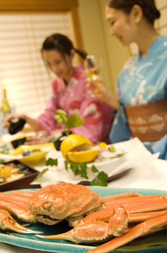 海鲜,蟹,东方人,头发,两个人,伙伴,朋友,客厅,坐,笑,摸,吃,微笑,露齿笑,竖图,室内,特写,白天,正面,民族服装,烹饪,友谊,窗户,落地窗,门,柑橘,水果,亚洲,抚摸,握,阴影,和服,朦胧,模糊,新鲜,光线,螃蟹,影子,墙,生食,日本料理,料理,食品,果实,拿,拿着,注视,黄种人,水产,菜肴,美食,海洋生物,玻璃窗,墙壁,墙面,食物,红色,蓝色,黑色,阳光,门框,日式料理,低头,观察,看,日式,握着,服饰,佳肴,有机食品,绿色食品,观看,察看,起居室,关注,水生动物,海产品,水生物,海底动物,吴服,唐草,唐花,唐锦,友情,年轻女性,女人,女性,亚洲人,长发,橘子,桔子,橙子,橙,触摸,接触,嚼,食,坐着,半身,彩图,传统服装,民俗服