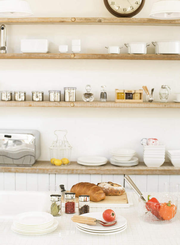 点心,面包,无人,竖图,室内,白天,正面,烹饪,厨房,柜子,辣椒,蔬菜,西红柿,杯子,餐具,厨具,一排,许多,阴影,新鲜,整齐,光线,电器,碟子,工具,盘,影子,墙,调料,食品,面点,案板,调味品,调味料,干净,墙壁,墙面,砧板,食物,糕点,排列,三个,一个,阳光,盘子,水杯,橱柜,碟,碗,有机食品,绿色食品,单个,微波炉,卫生,家电,家用电器,队列,微波,炊具,彩椒,烹饪用具,辣角,红海椒,大椒,辣虎,广椒,茶杯,进餐用具,烹调用具,洗涤用具,甜椒,柿子椒,辣子,海椒,番茄,番椒,灯笼椒,烹调,洗涤,彩图,灶间,小家电