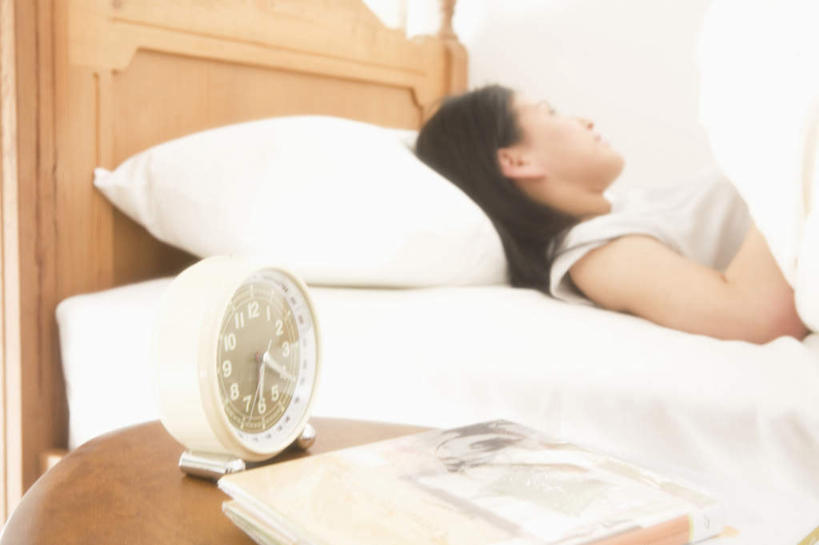 东方人,头发,一个人,躺,闭眼,睡,横图,室内,特写,白天,侧面,床,卧室,闹钟,亚洲,仅一个年轻女性,仅一个女性,仅一个人,阴影,服装,朦胧,模糊,时间,光线,材料,档案,时钟,文件,影子,墙,床单,计时,休闲装,黄种人,被子,墙壁,墙面,一个,衣服,白色,黑色,阳光,资料,钟表,休闲,休闲服,表,服饰,单人床,单个,被单,文档,卧着,年轻女性,女人,女性,亚洲人,长发,钟,闭眼睛,闭着眼,闭着眼睛,困,困觉,寝息,睡觉,躺着,卧,半身,彩图,睡房,卧房