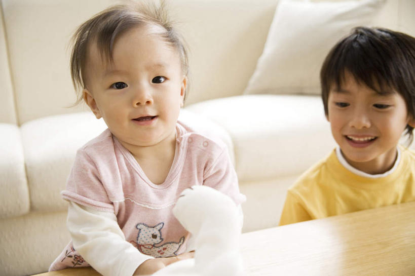 东方人,儿童,头发,两个人,伙伴,朋友,坐,笑,摸,微笑,露齿笑,横图,俯视,室内,白天,友谊,纯洁,餐桌,窗户,靠垫,沙发,桌子,亚洲,一排,抚摸,握,阴影,服装,整齐,光线,影子,靠枕,拿,拿着,注视,休闲装,黄种人,玻璃窗,排列,小孩,衣服,粉色,黄色,黑色,阳光,垫子,枕头,观察,看,休闲,休闲服,可爱,童年,童趣,握着,服饰,餐台,观看,察看,队列,关注,布艺沙发,童真,烂漫,无邪,天真,友情,男孩,男人,男性,亚洲人,触摸,接触,坐着,半身,彩图,高角度拍摄,男生